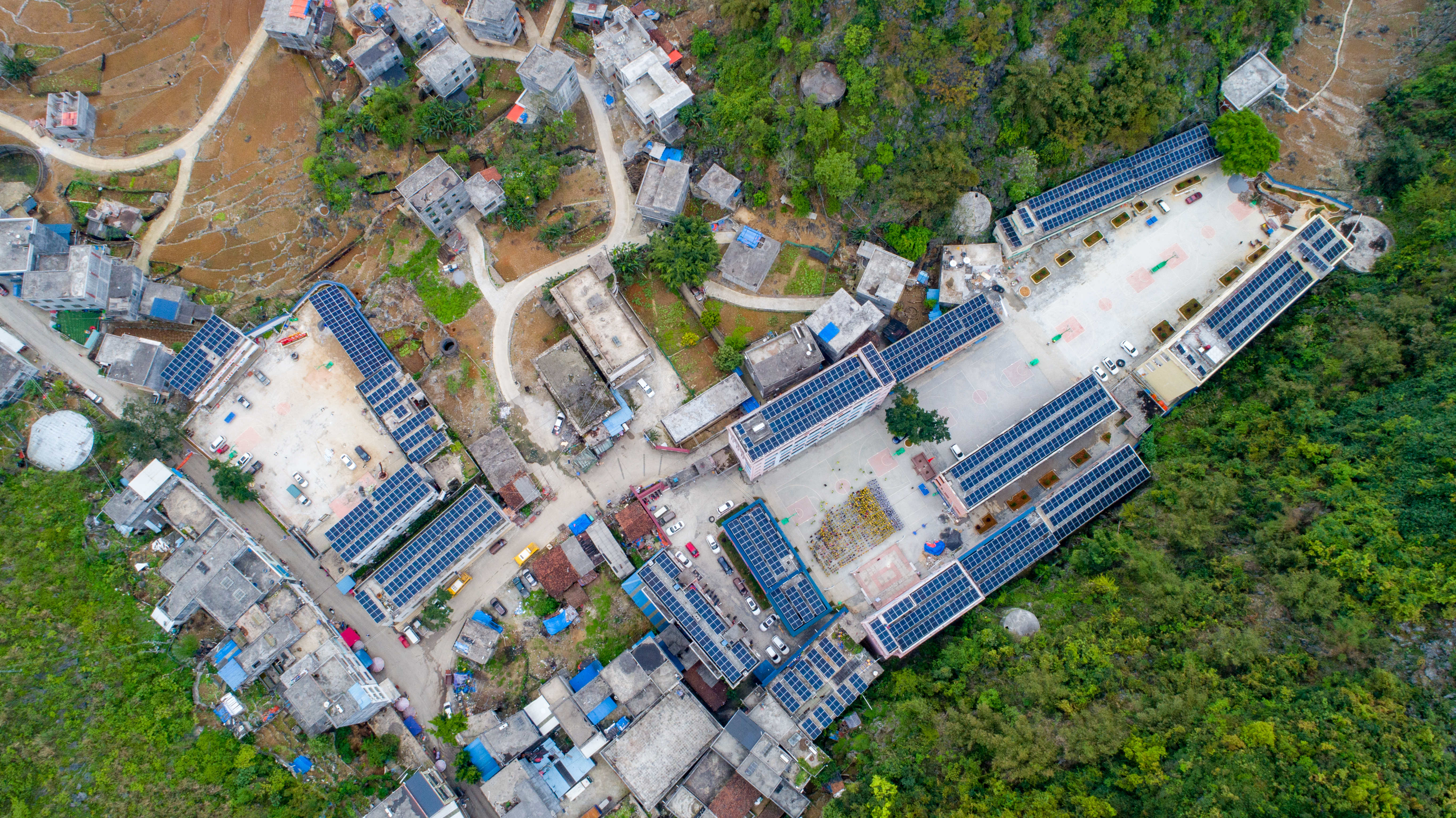 伟德国际1946援建的广西大化瑶族自治县板兰村屋顶光伏电站--黄嘉标摄.jpg